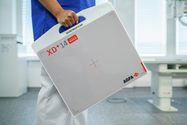 nurse-carrying-agfa-duraline-xd+14